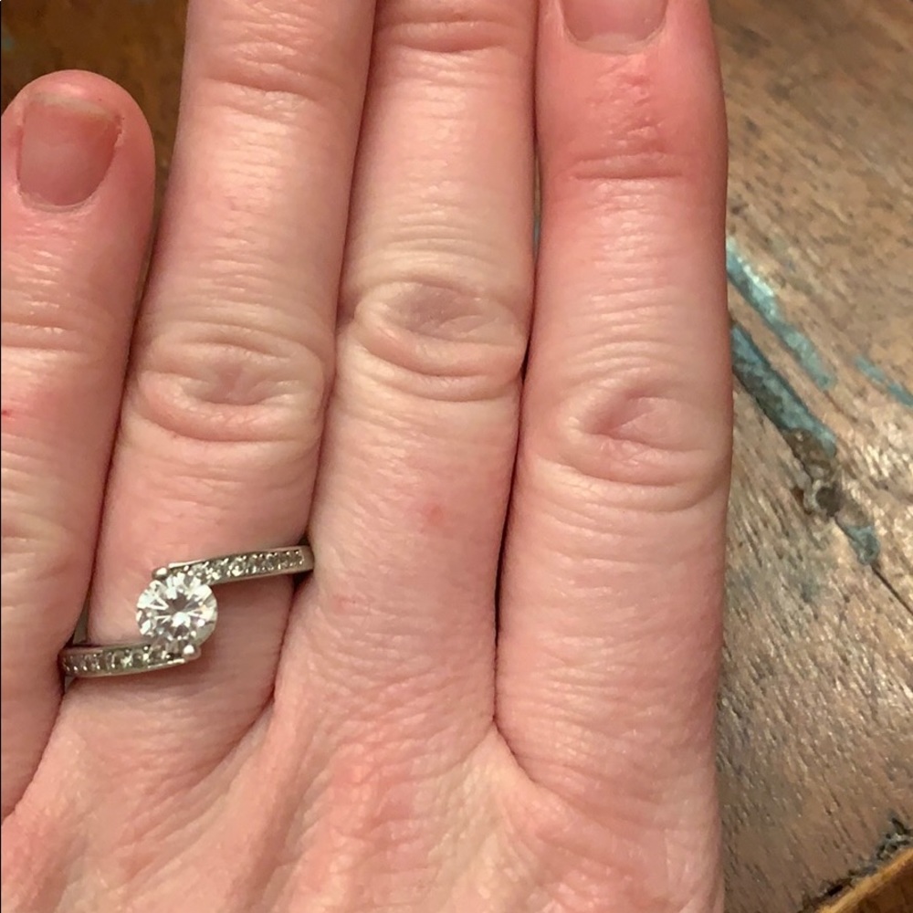 Sterling silver Cubic Zirconia ring. Size 9. - Picture 4 of 5
